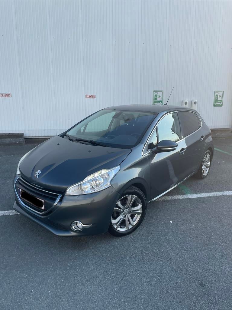 Full optie peugeot 208 bezine, Auto's, Voorwielaandrijving, Euro 5, Stof, Zwart