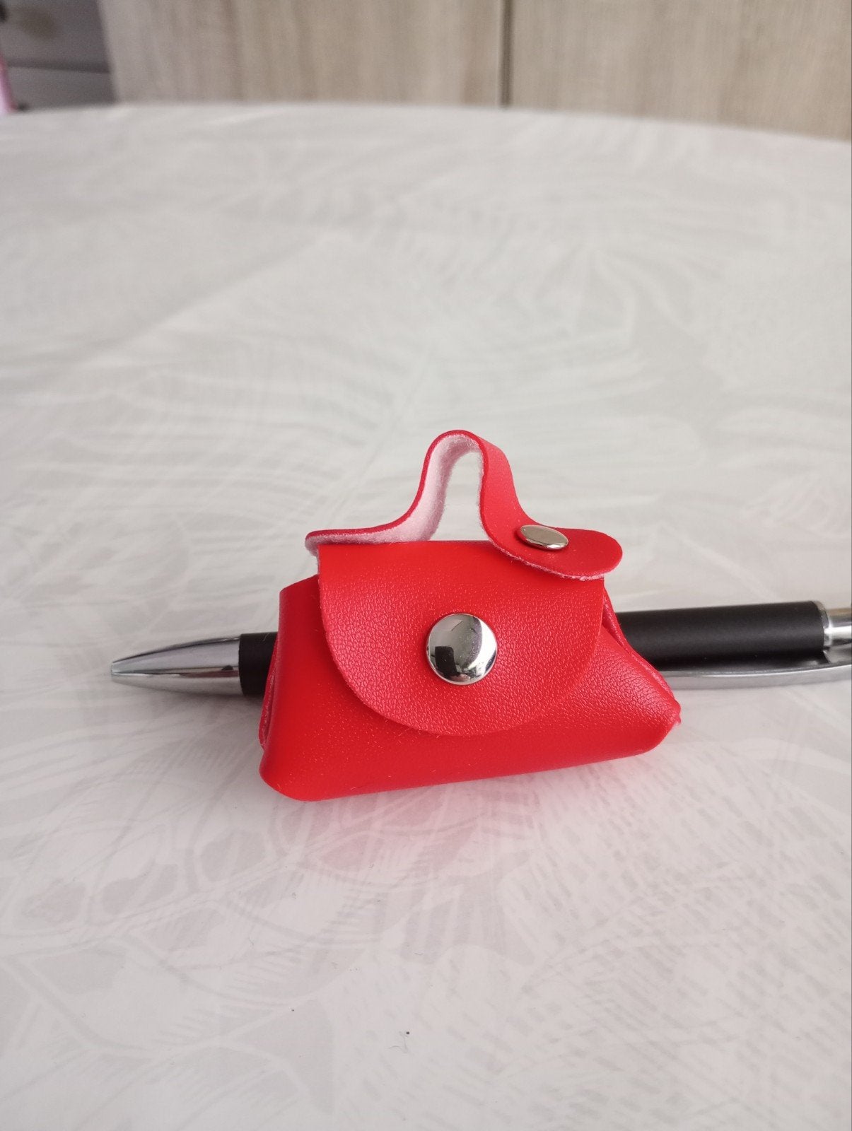 Sac à main miniature rouge effet cuir pour poupée, Enlèvement ou Envoi