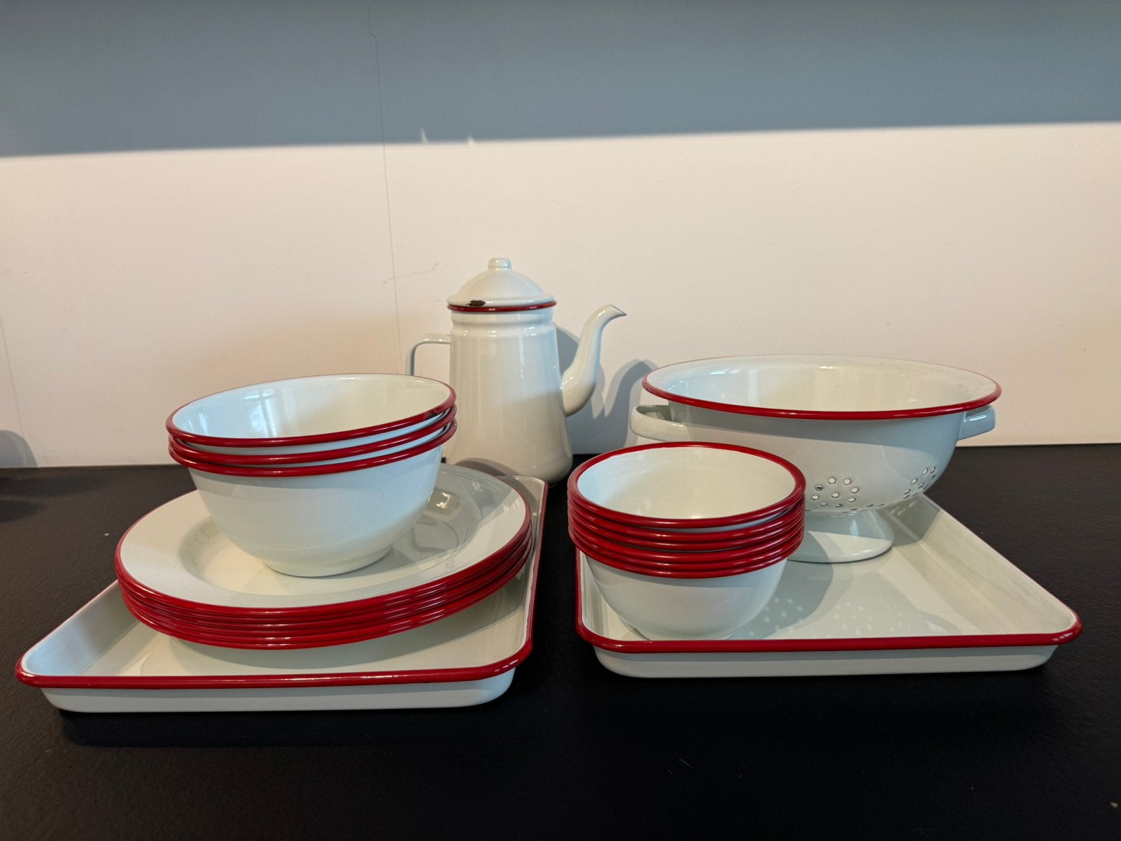 19-delige emaille serviesset wit met rode rand, Ophalen of Verzenden