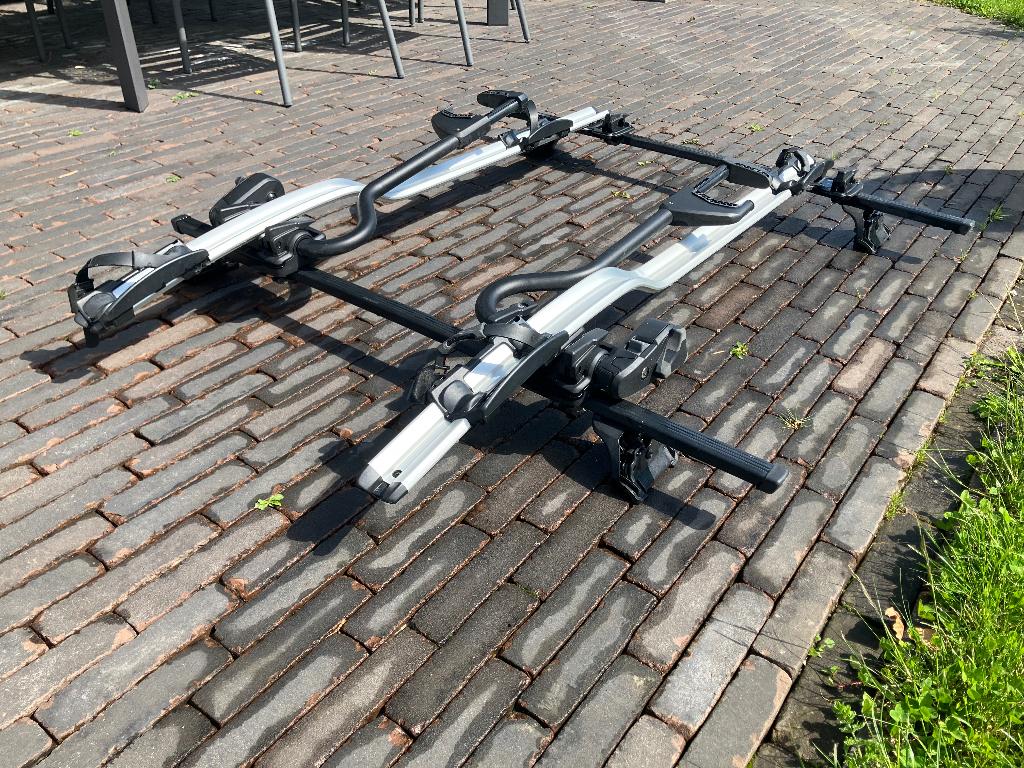 Te koop: complete Thule dakdragerset + 2 fietsdragers, Auto diversen, Dakdragers, Ophalen, Zo goed als nieuw