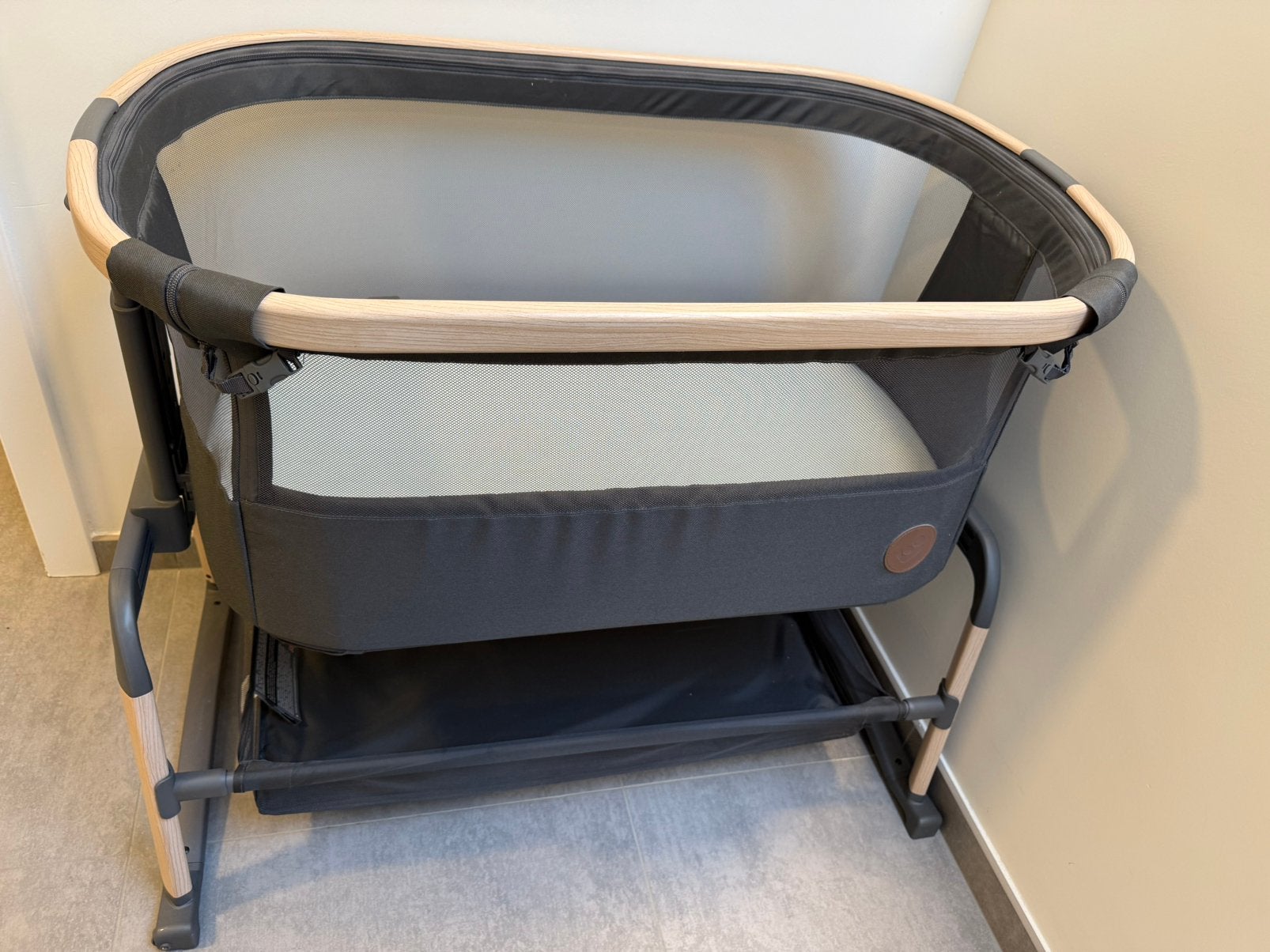 Maxi-Cosi Iora Air co-sleeper+ 4 hoesen+ 2 matrasbeschermers, Kinderen en Baby's, Babywiegjes en Ledikanten, Ophalen, Zo goed als nieuw
