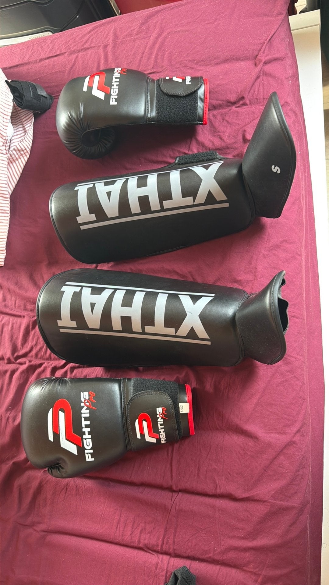 Lot gant + protege tibia boxe thai, Sports & Fitness, Enlèvement, Comme neuf