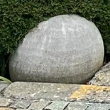 2 grote arduinen bollen - Belgische hardsteen, Ophalen, Zo goed als nieuw