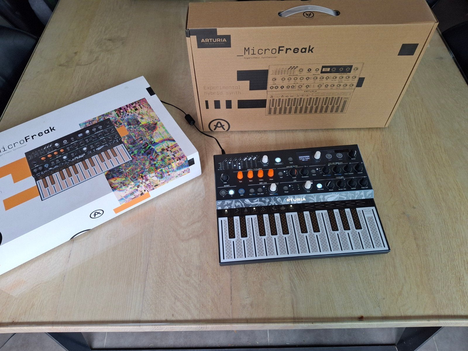 Arturia MicroFreak Complet en Boîte + Câble Jack 1m, Muziek en Instrumenten, Synthesizers, Overige aantallen, Zo goed als nieuw
