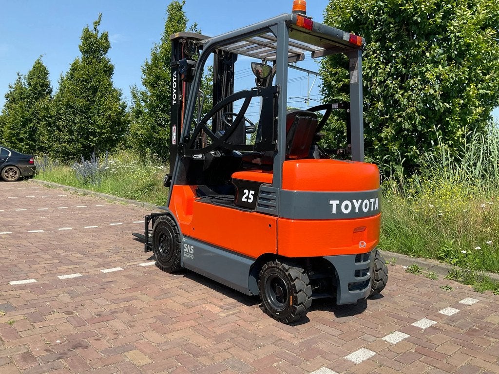 Toyota 7FBMF25 2500KG 5.50METER HEFTRUCK, Articles professionnels, Machines & Construction | Chariots élévateurs & Transport interne