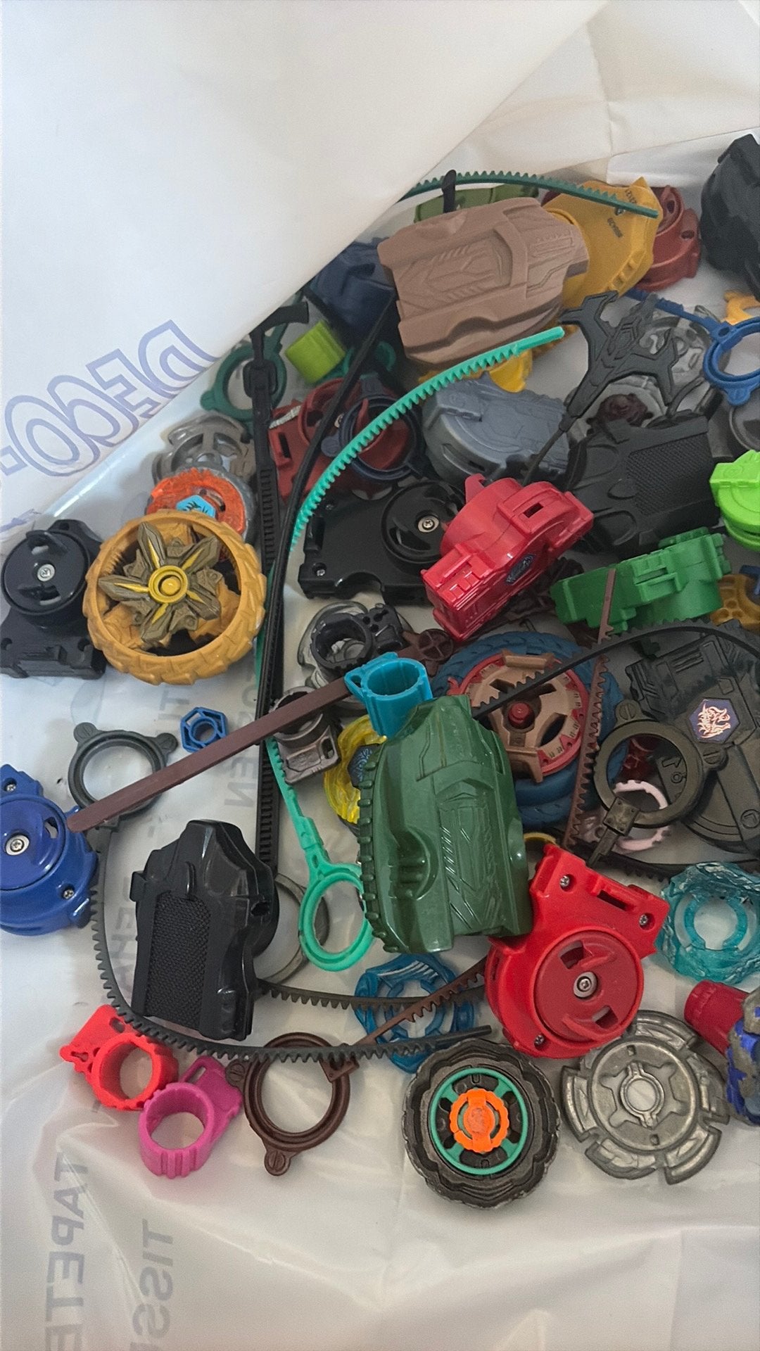BEYBLADES met onderdelen en laseerders, Ophalen, Zo goed als nieuw