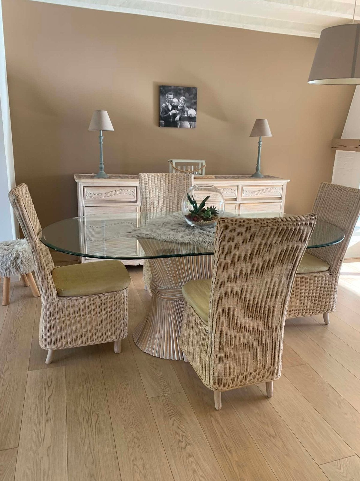Glazen tafel met rieten onderstel + 6 stoelen, Huis en Inrichting, Ophalen, Zo goed als nieuw