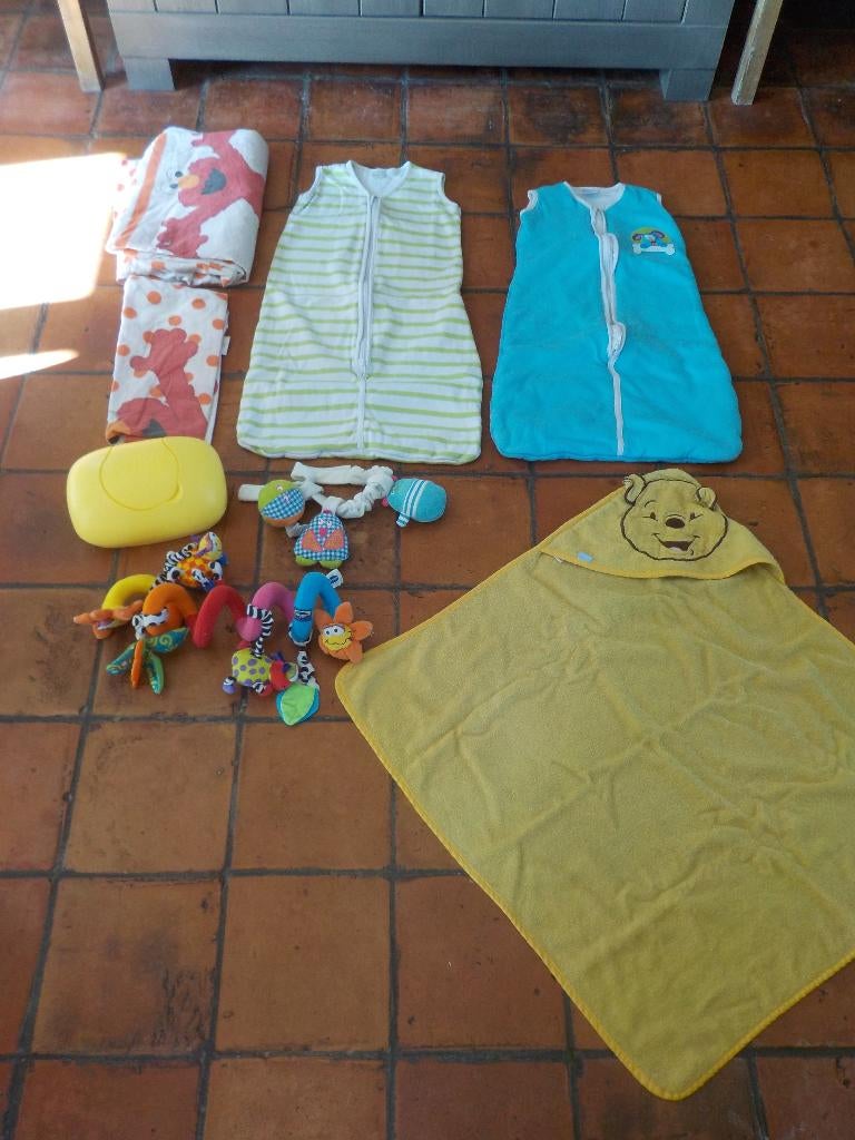 Babyuitzet slaapzakken badcape beddengoed speelgoed doosje, Kinderen en Baby's, Dekens, Slaapzakjes en Inbakerproducten, Gebruikt