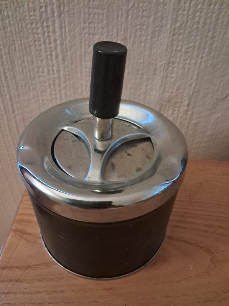 Cendrier anti-pluie et anti-vent à poussoir rotatif à 360., Collections, Articles de fumeurs, Briquets & Boîtes d'allumettes, Enlèvement