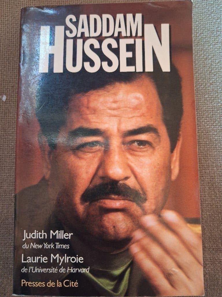 SADDAM HUSSEIN - JUDITH MILLER - FRANSE VERSIE - biografie, Boeken, Politiek en Maatschappij, Ophalen of Verzenden