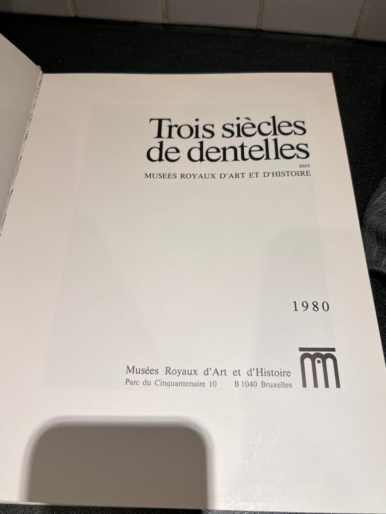 Trois siècles de dentelles -, Enlèvement ou Envoi, Comme neuf, Autres sujets/thèmes, M. Risselin - Steenebrugen