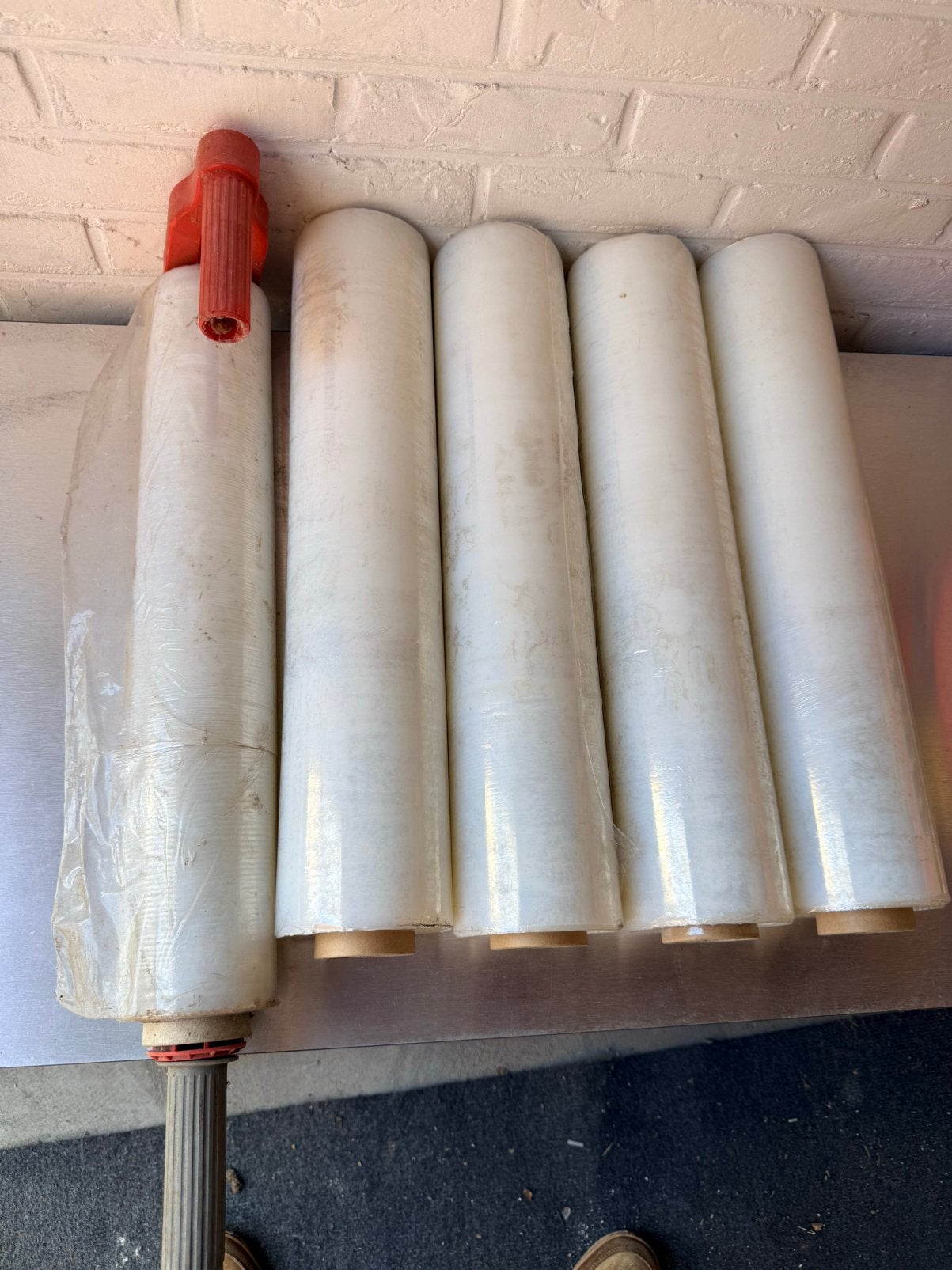 5 rouleaux en plastique avec support, Enlèvement, Comme neuf