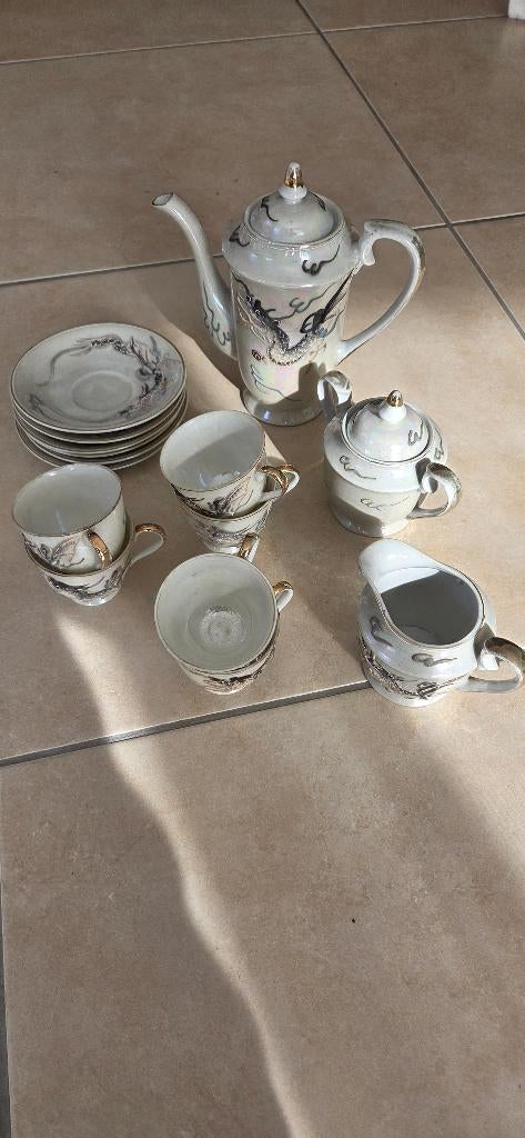 Mooi klein servies, Aziatisch en in reliëf gemaakt., Antiek en Kunst, Ophalen