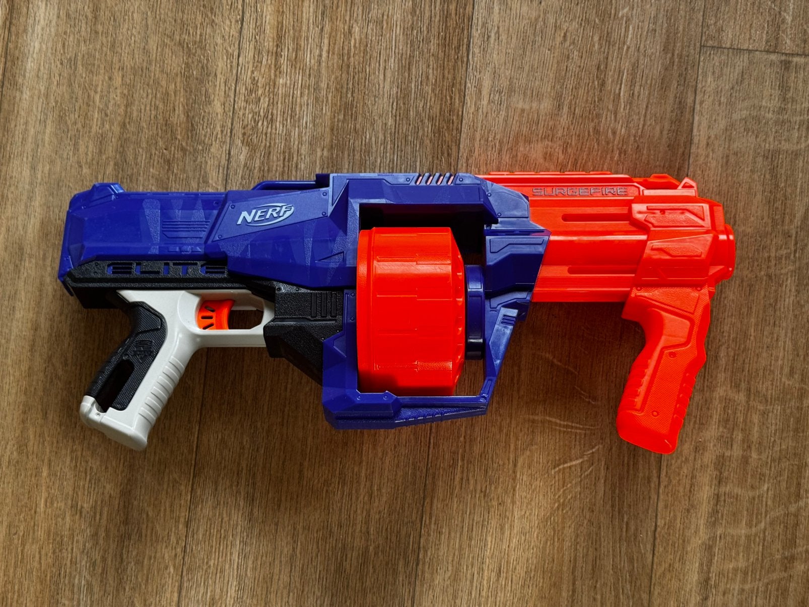 Nerf Elite Surgefire en Nerf Elite darts, Kinderen en Baby's, Speelgoed | Buiten | Actiespeelgoed, Ophalen of Verzenden, Gebruikt