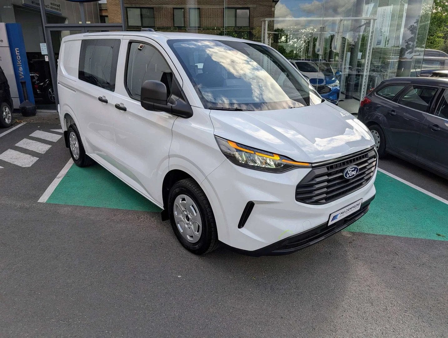 Ford Transit Custom DC 6pl Trend 320S L1 2.0TDCi 170pk A8 au, Auto's, 4 deurs, Stof, Gebruikt, Zwart