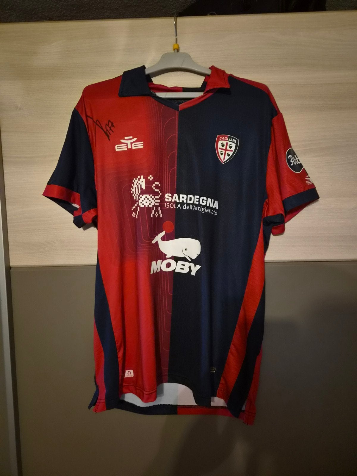 homeshirt cagliari .77  luvumbo en gesigneerd, Sport en Fitness, Maat L, Ophalen of Verzenden, Nieuw, Shirt