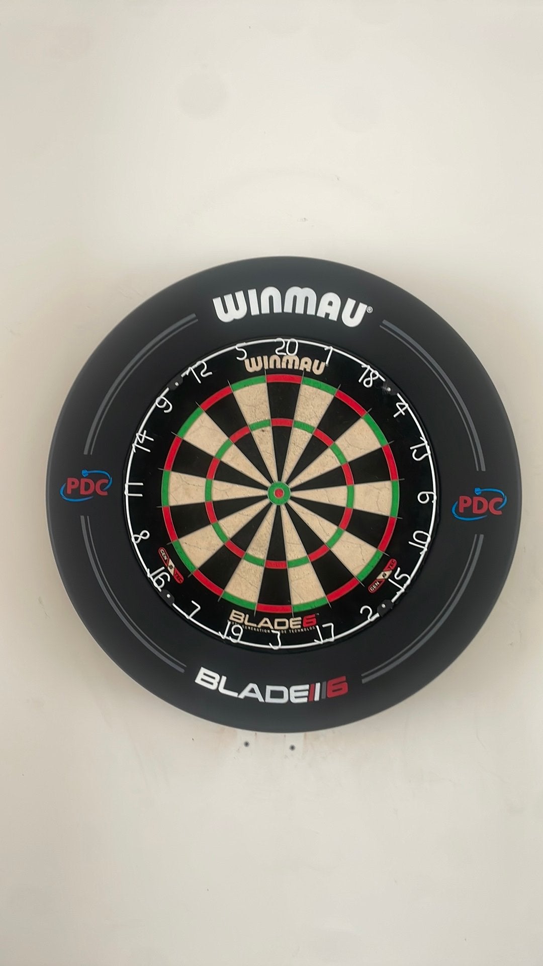 Darts bord blade 6 + winmau serround + geluids demping, Enlèvement, Comme neuf