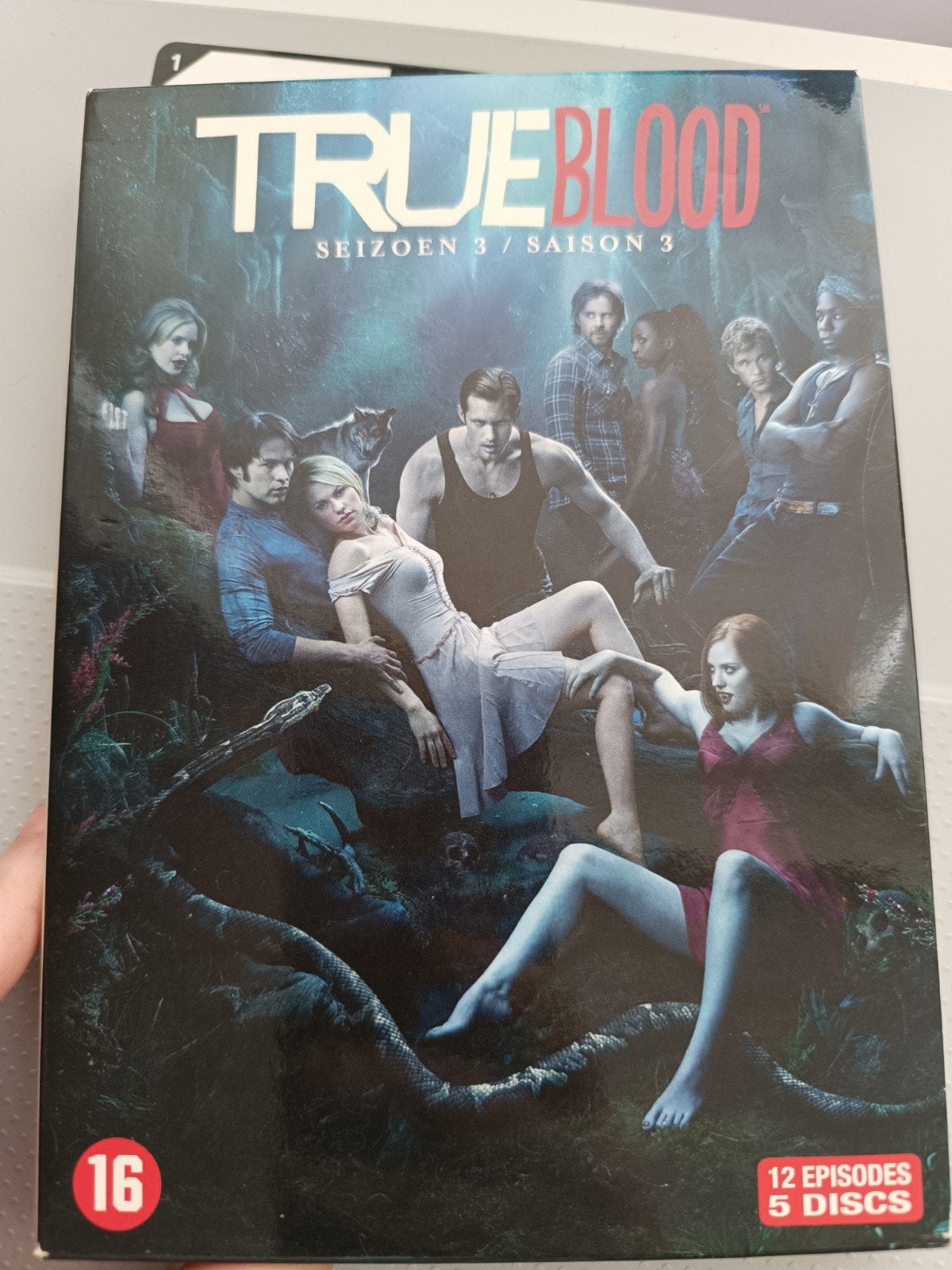 Saison 3 de la série True Blood, Comprend un boîtier, Action, Enlèvement ou Envoi, À partir de 16 ans