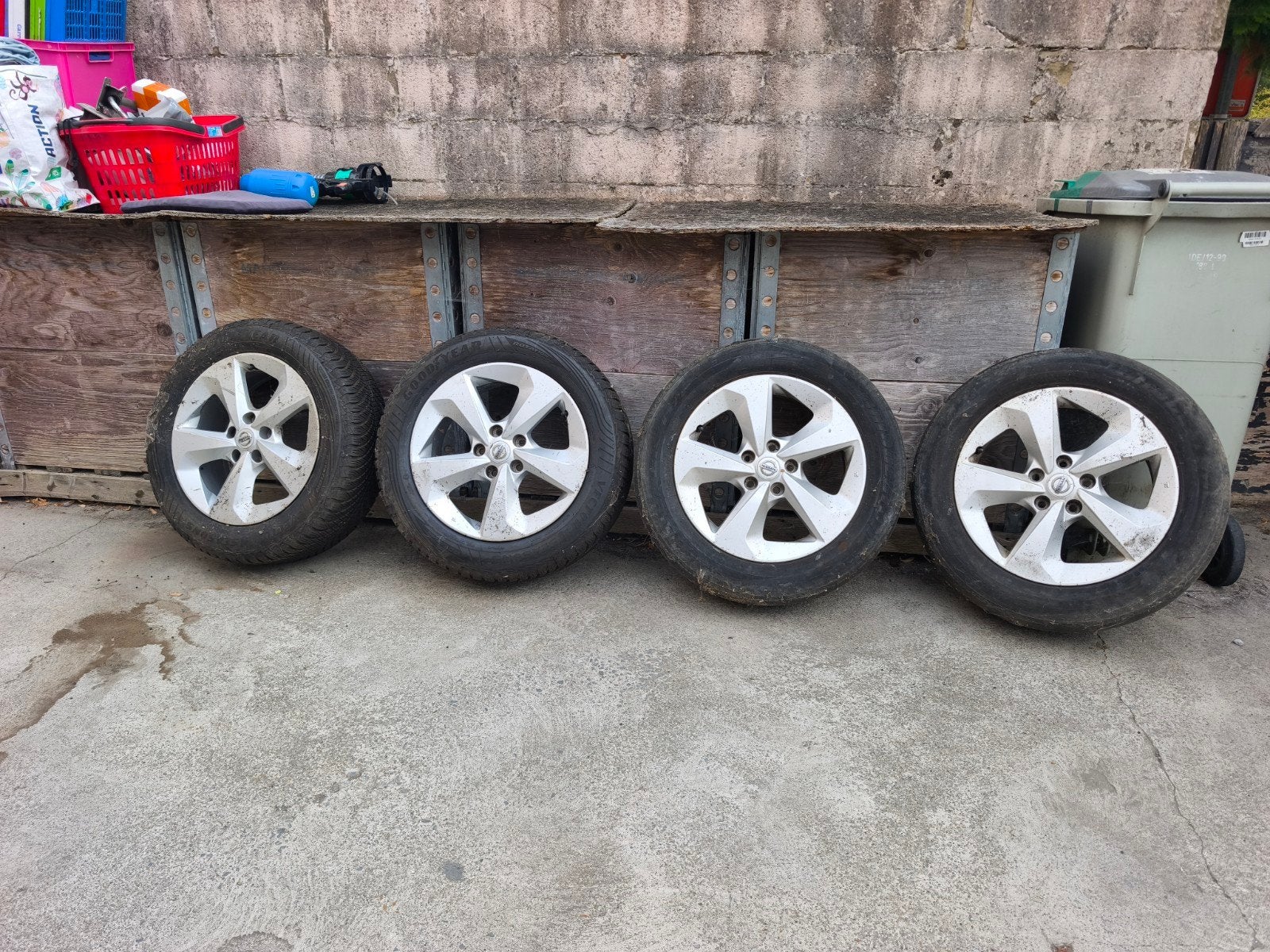4 jantes alu Nissan, Enlèvement, Pneus été, Pneu(s)
