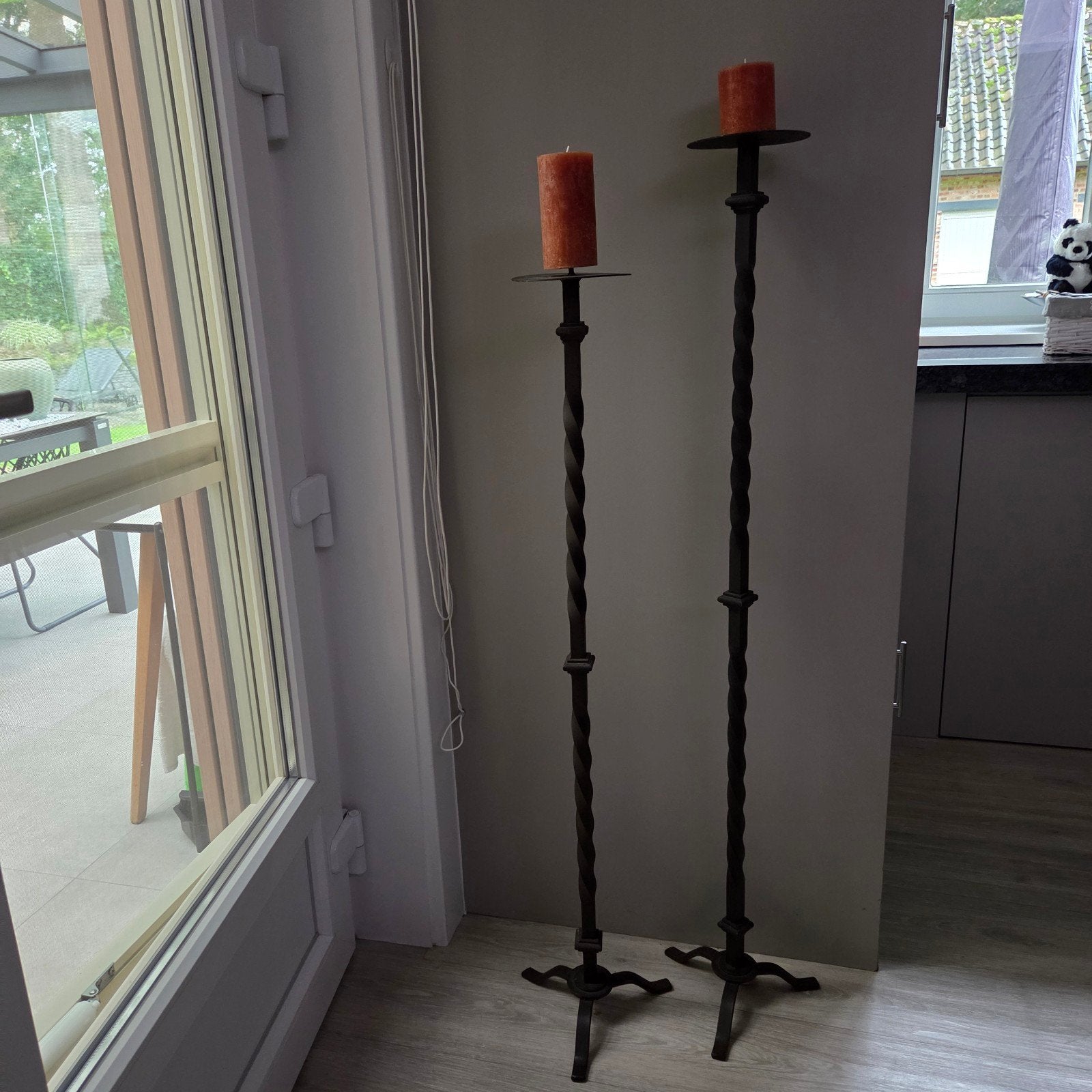 2 kandelaars roestbruin metaal, Ophalen, Metaal, 100 tot 150 cm