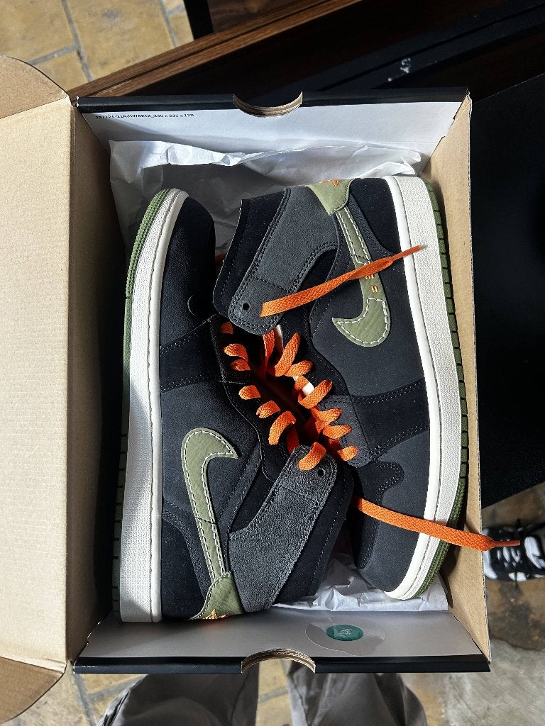 Nike Air Jordan 1 Mid SE – zwart/olijf/oranje – nieuw, Vêtements | Hommes, Enlèvement ou Envoi, Noir