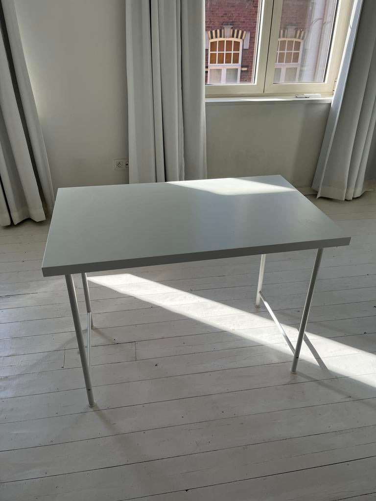 2 tafeltjes/bureau Ikea, Huis en Inrichting, Bureaus, Ophalen, Zo goed als nieuw