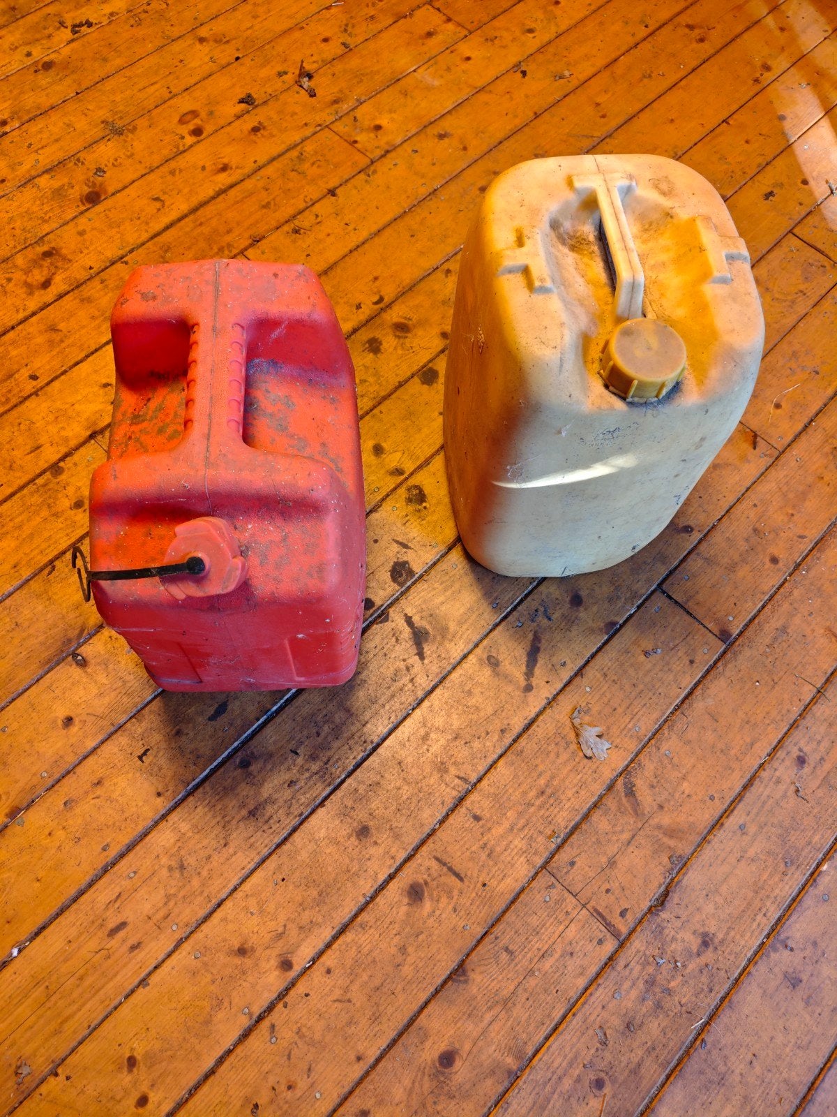 2 jerrycans, Ophalen, Gebruikt