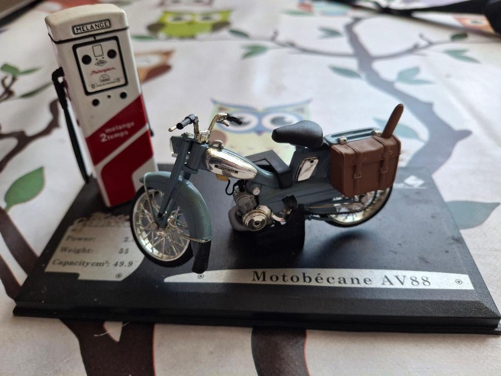 Motobécane AV88 1979 Blauwgrijs in diorama met pomp (Solido), Ophalen of Verzenden, Zo goed als nieuw, Motor, Solido