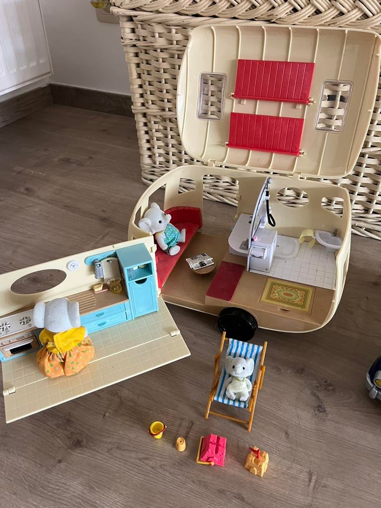 Sylvanian camper met auto en poppetjes, Kinderen en Baby's, Speelgoed | Poppenhuizen, Ophalen, Zo goed als nieuw