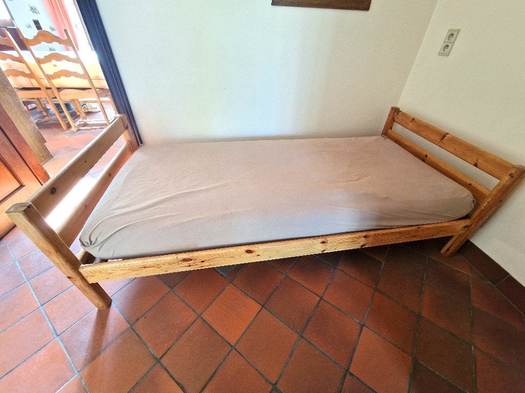 Eenpersoonsbed met lattenbodem en matras in perfecte staat, Ophalen, 90 cm, Eenpersoons, Beige