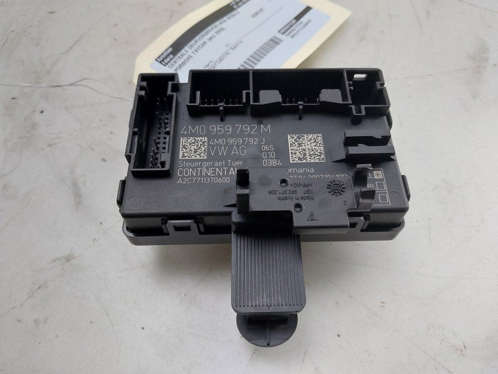 COMPUTER CENTRALE VERGRENDELING Taycan (Y1A) (|4M0959792M|), Auto-onderdelen, Gebruikt, Porsche, Continental AG, Continental-Plaza 1
30175  Hannover, DE