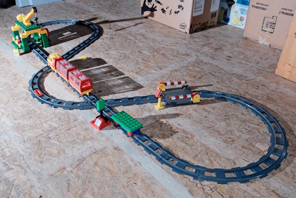 légo dupo - grand train électrique, Enfants & Bébés, Jouets | Duplo & Lego, Utilisé, Duplo, Ensemble complet, Minifigurines incluses