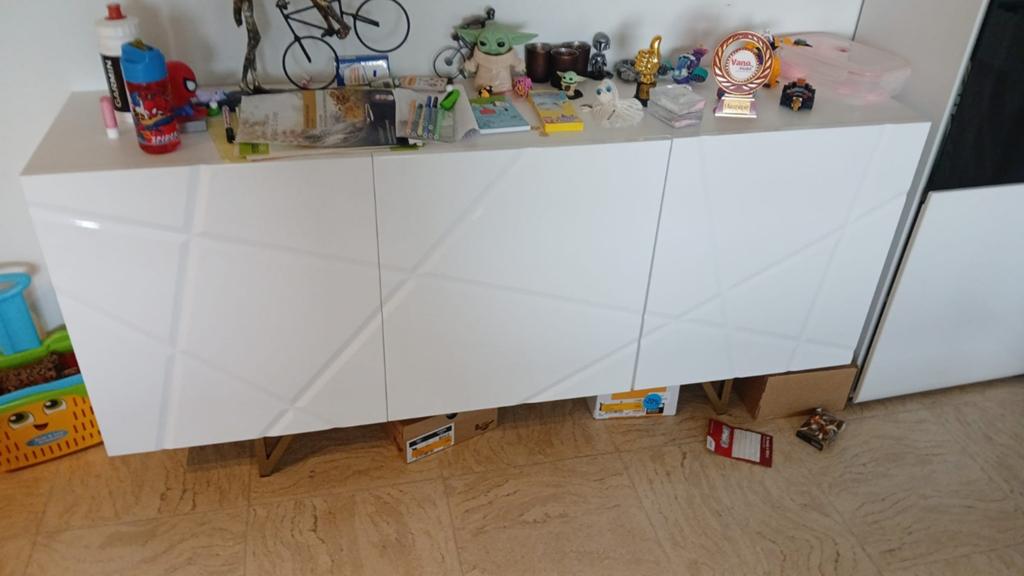 Commode basse, Enlèvement