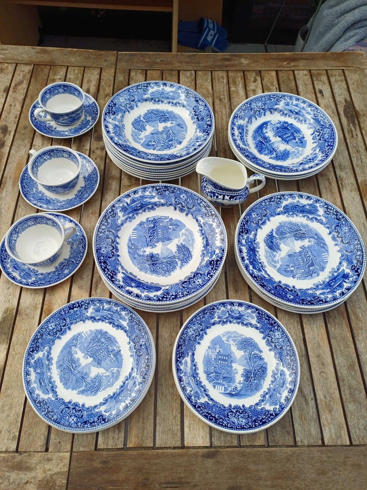 35 delft blauwe borden, 3 tassen en een melk potje, Antiek en Kunst, Ophalen