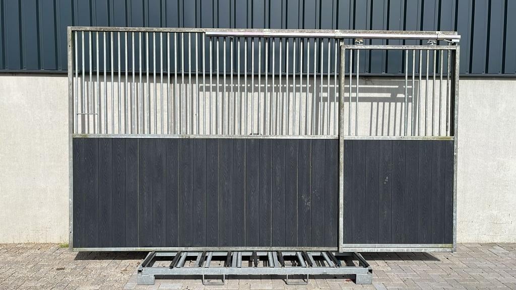 Nieuwe voorwand met schuifdeur links/rechts | 4000 x 2300 mm, Dieren en Toebehoren, Weidegang, 4 paarden of pony's of meer