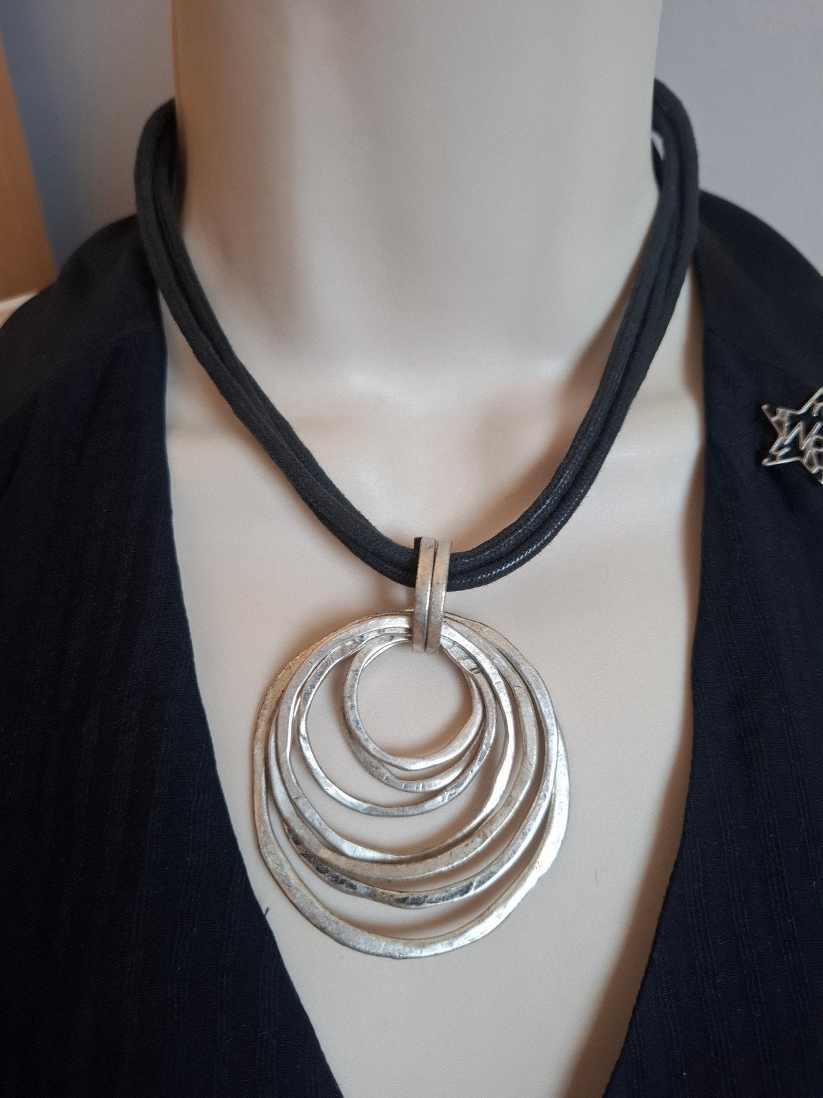 Collier ikita 3 cordons noir cercles argenté martelé, Bijoux, Sacs & Beauté, Colliers, Comme neuf, Noir, Argent, Réglable