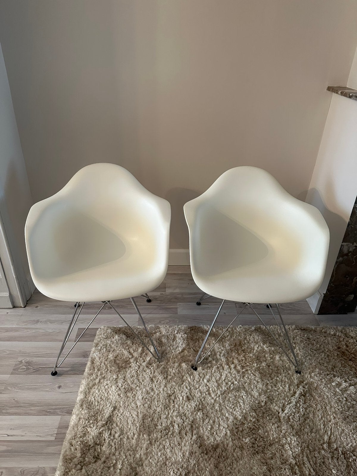 Vitra Eames chairs white x2, Huis en Inrichting, Ophalen, Zo goed als nieuw