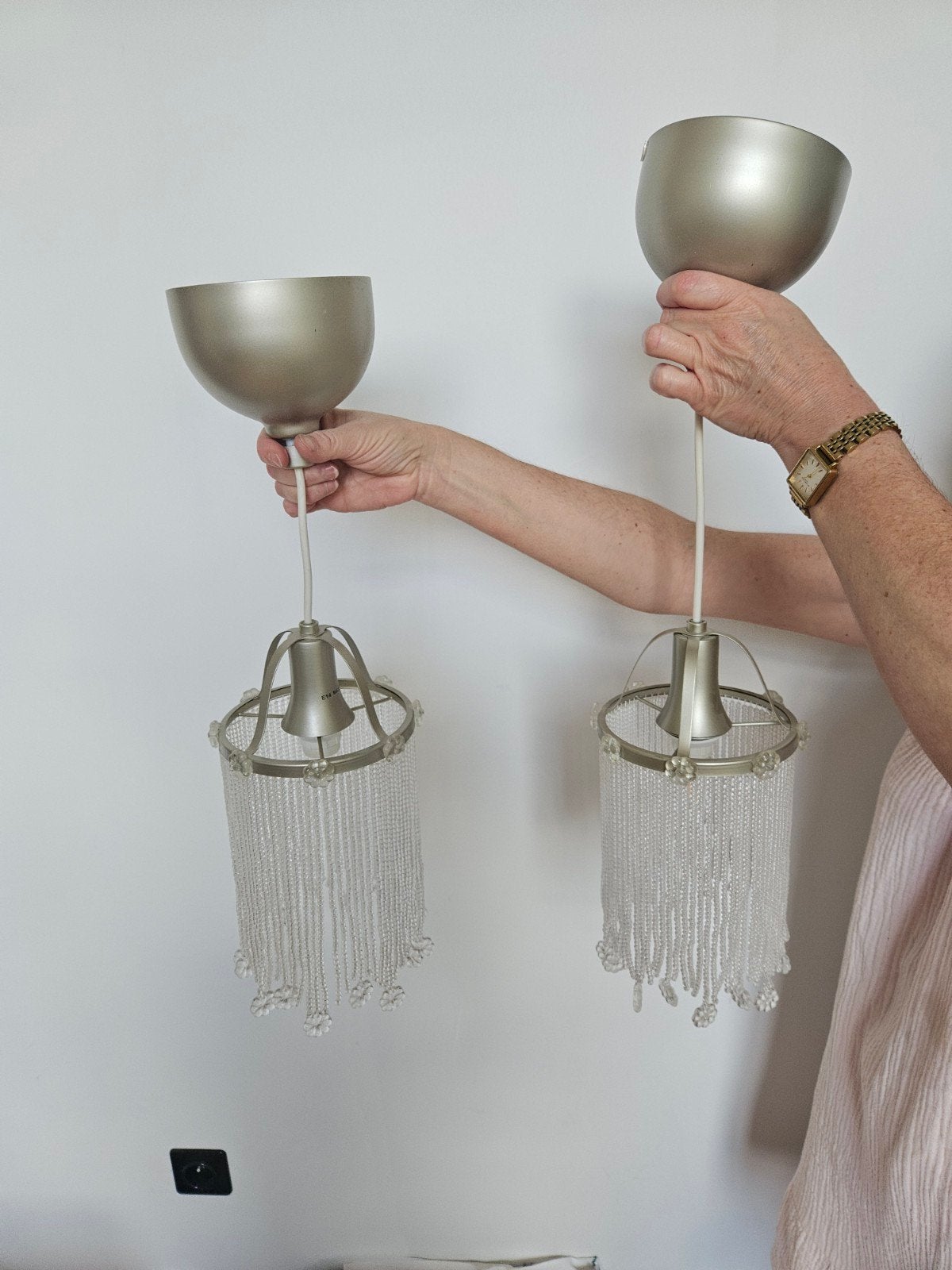 2 dezelfde hanglampen, Enlèvement
