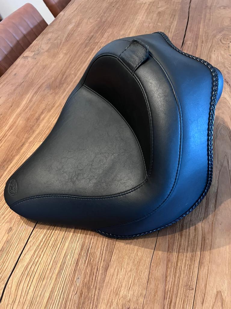 Harley Davidson Softail Slim zadel met rugsteun (Mustang), Motoren, Ophalen, Gebruikt