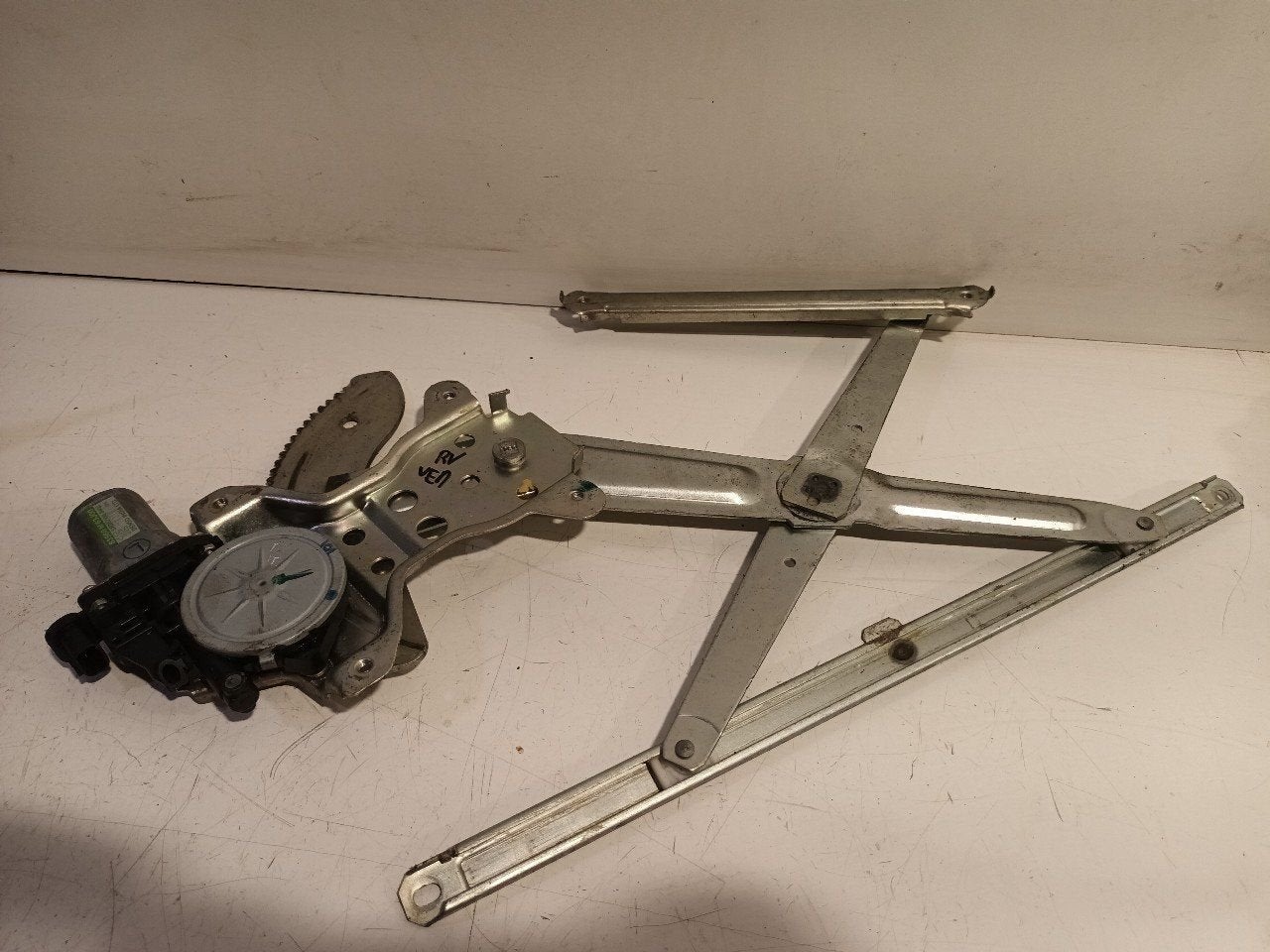 Raammechaniek elektrisch rechts voor Suzuki Alto, Onderdelen@venauto.nl, Van der Ven Autorecycling B.V., Gebruikt, Ettenseweg 76, 4706 PB Roosendaal, The Netherlands