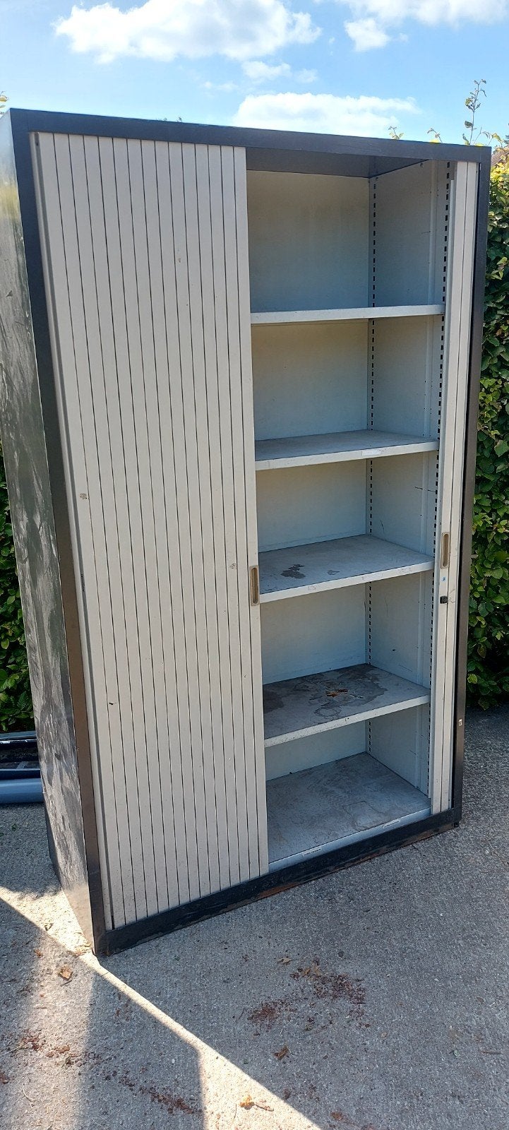 Bureaukast met rolluik, Ophalen