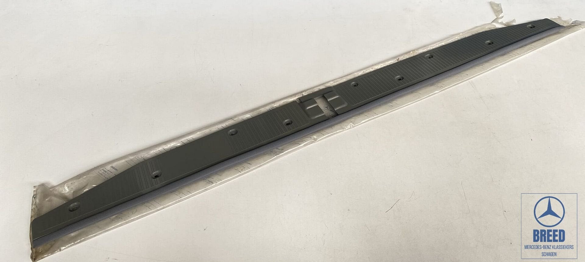 NOS lijst onderzijde achterklep grijs Mercedes-Benz W124 T-m, -, Nieuw, Ophalen of Verzenden, -