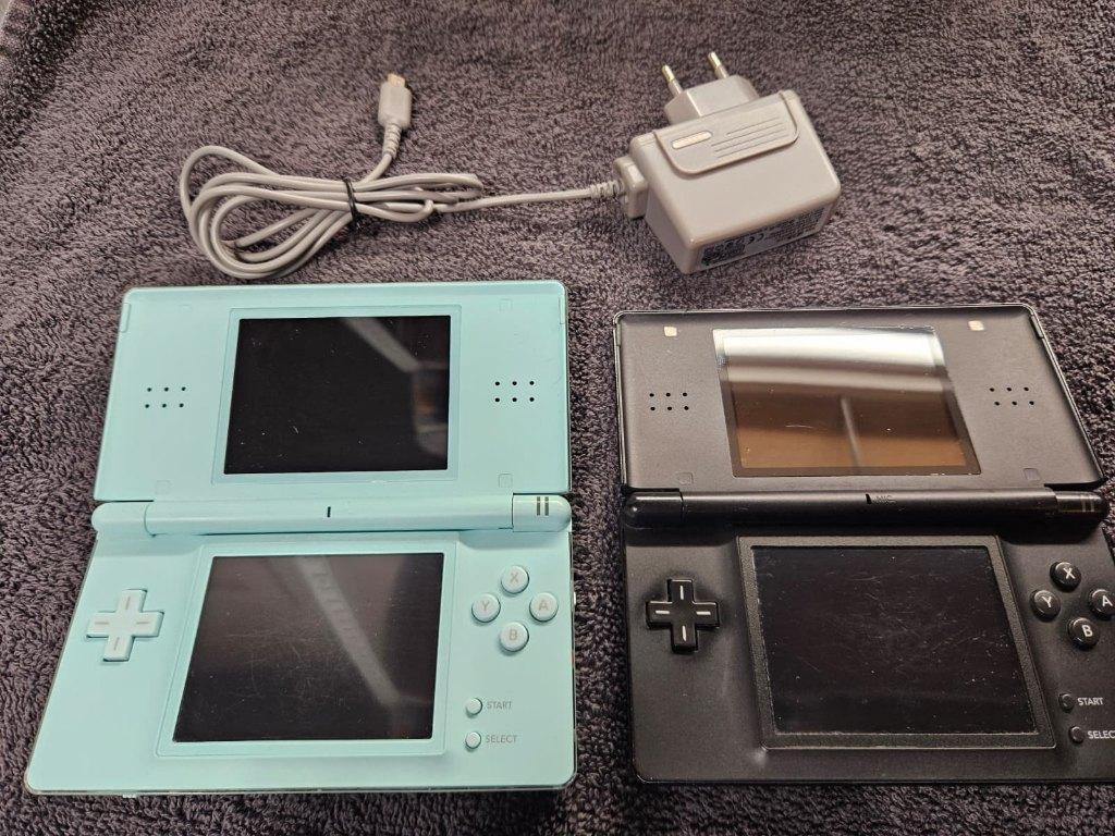 2x Nintendo DS Lite + 1x Lader, Games en Spelcomputers, Spelcomputers | Nintendo DS, Ophalen, Gebruikt, DS Lite