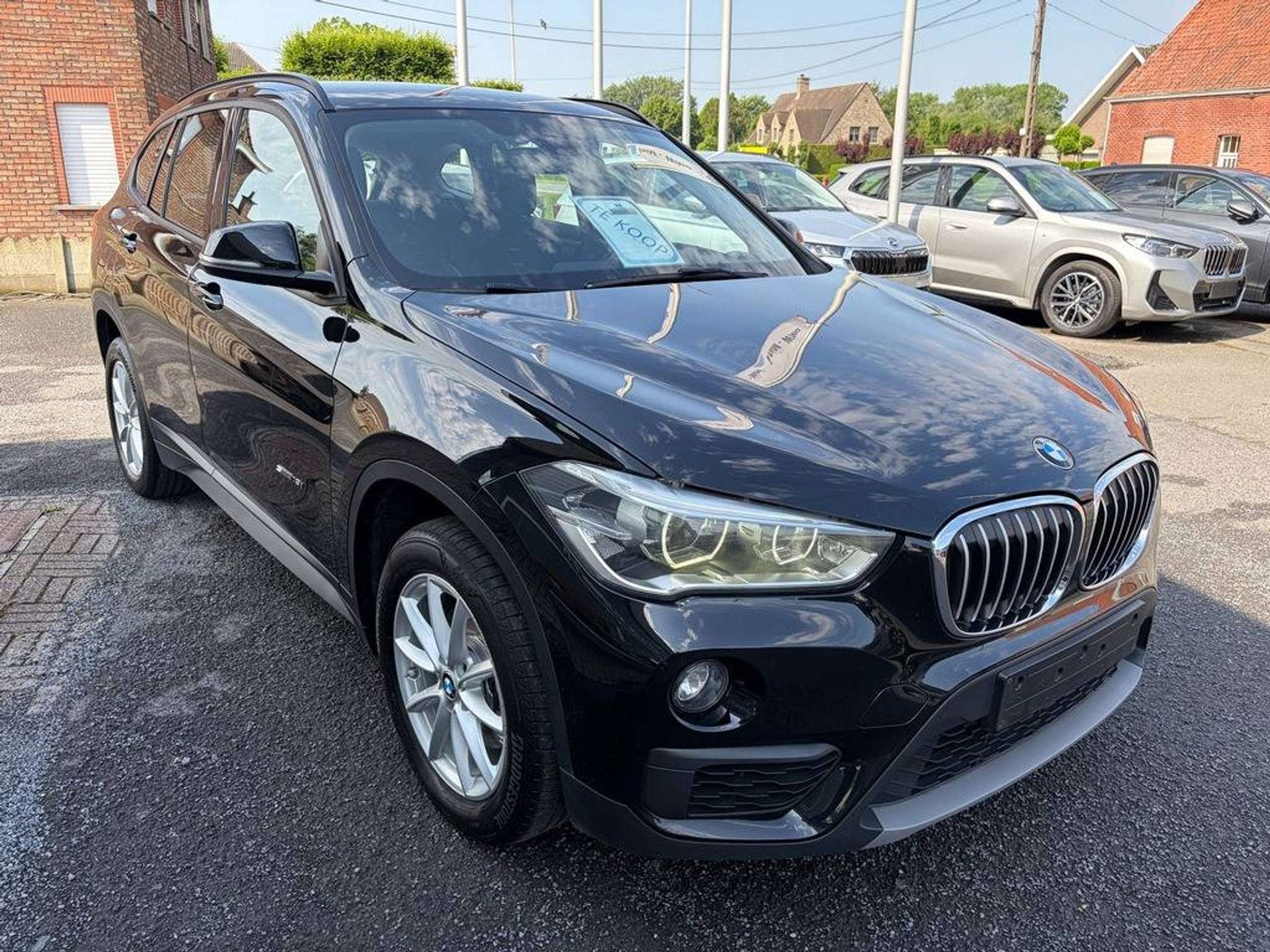 BMW X1 1.5i sDrive18 Automaat | Trekhaak | Stoelverwarming |, Auto's, Stof, Gebruikt, Zwart, Bedrijf