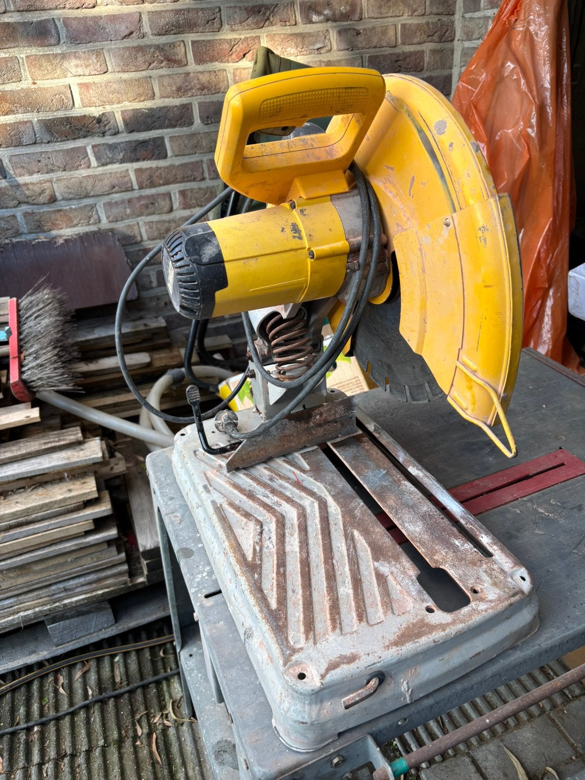 Scie à marbrier, noix et carreaux Dewalt, 1200 watts ou plus, 70 mm ou plus, Comme neuf, Enlèvement