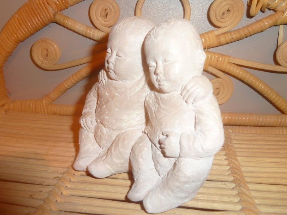 Sculpture de l'artiste Geert Kunen Hollandais Enfant Jumeaux, Enlèvement