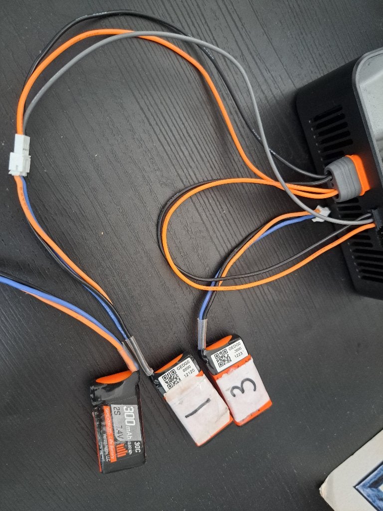 3 Spektrum 2S 300mAh 30C-accu's met een laadadapter, Hobby en Vrije tijd, Modelbouw | Radiografisch | Auto's, Ophalen of Verzenden