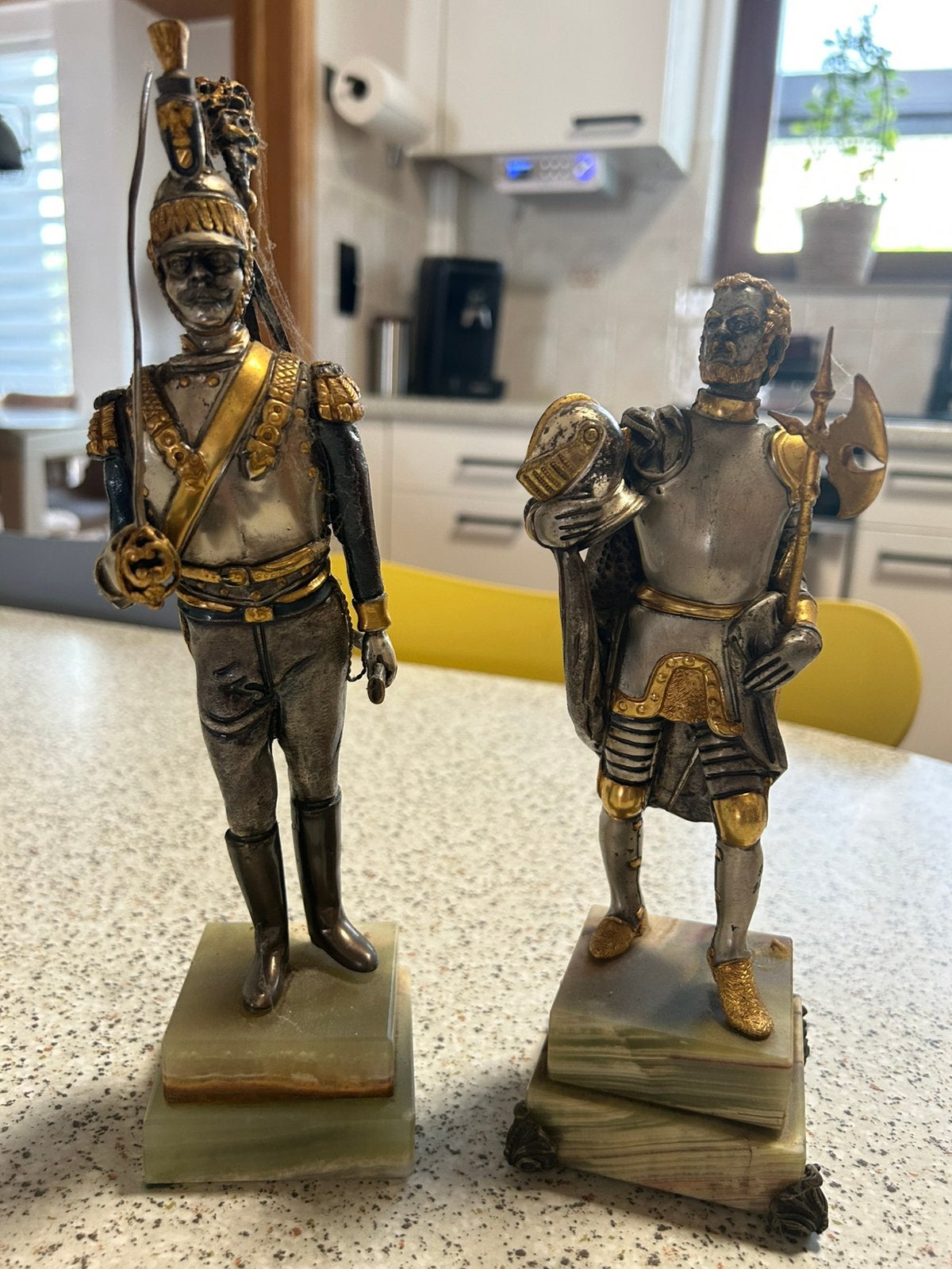 2 figurines, Enlèvement, Brons, Doré