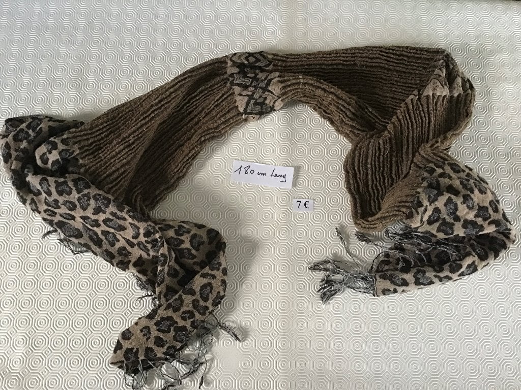 belle écharpe moderne pour femme à 7 euros et bien d'autres, Vêtements | Femmes, Bonnets, Écharpes & Gants, Comme neuf, Écharpe
