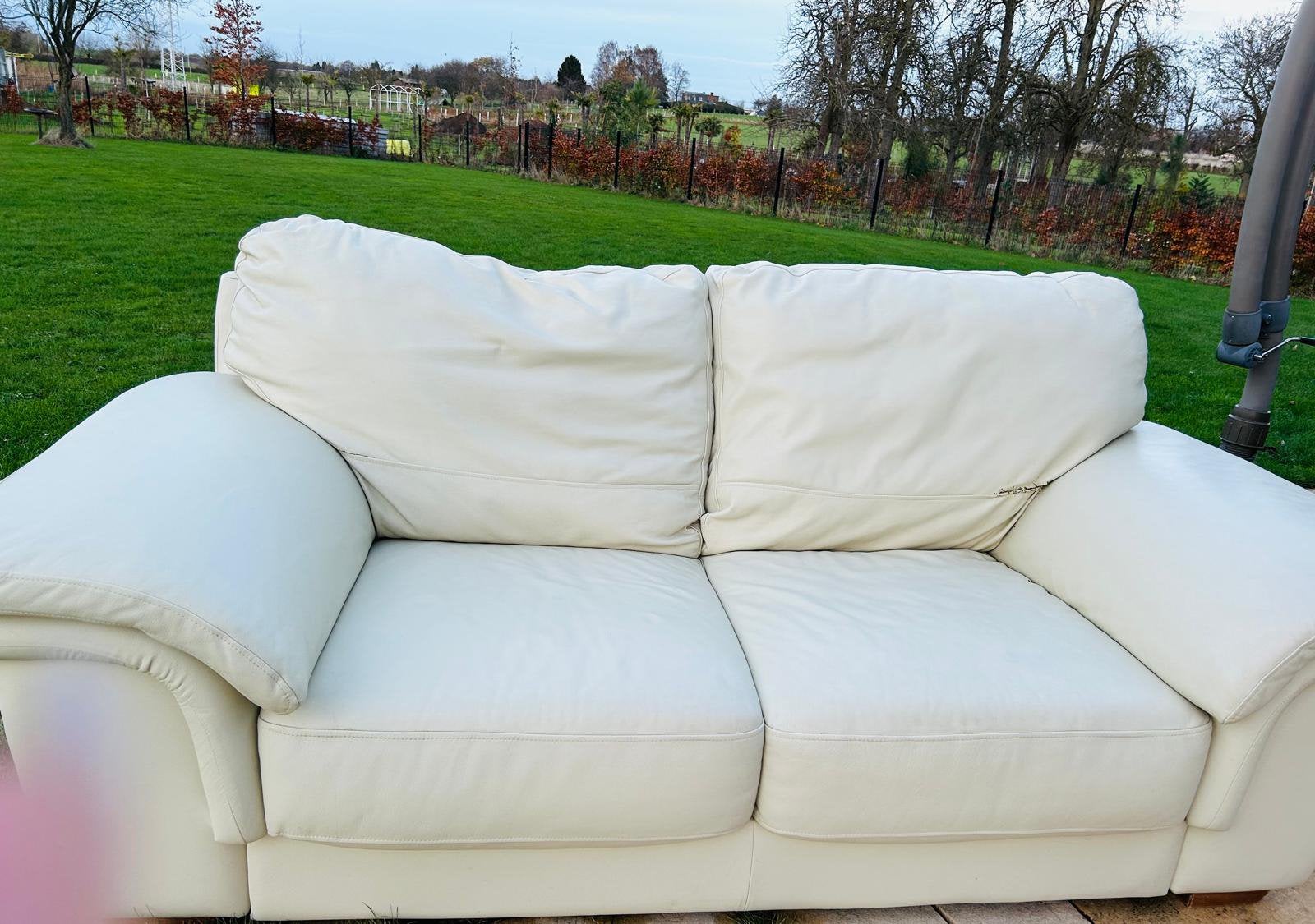 2 fauteuils en cuir blanc, Quatre personnes ou plus, Banc droit, Enlèvement, Utilisé